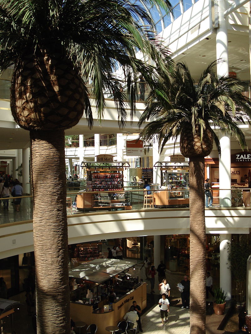Image of South Bay Galleria at Redondo Beach.