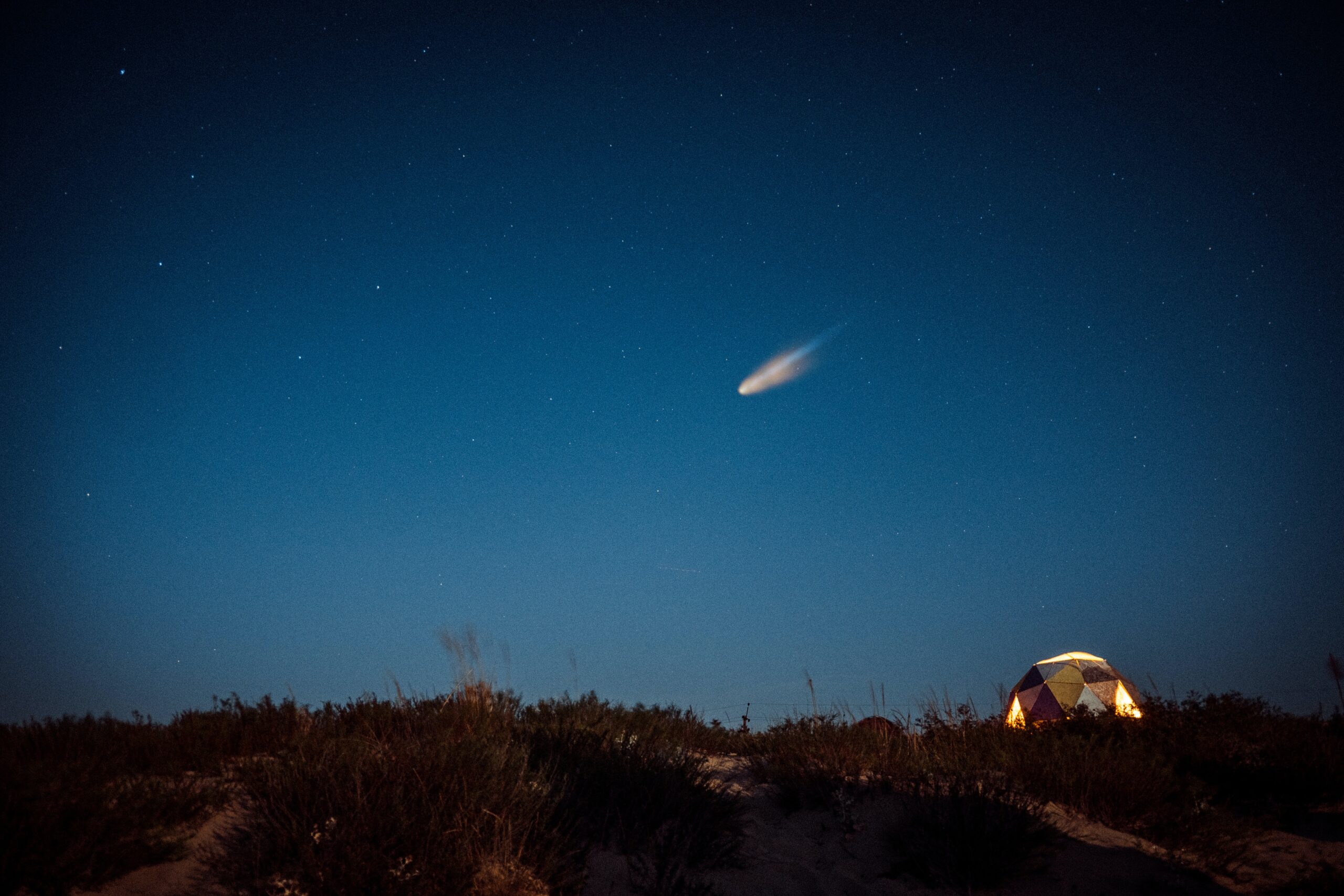 meteorite-falling-from-night-sky
